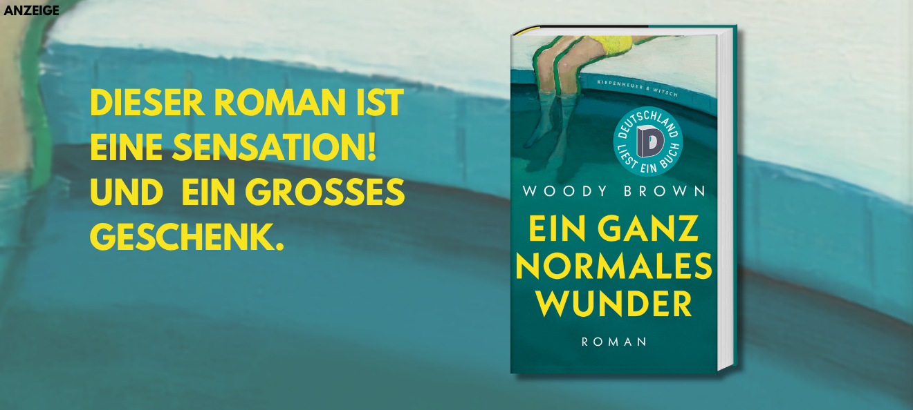Werbebanner: Der Hintergrund des Banners zeigt einen Teil des Bildes des Buchcovers, auf welchem man lediglich den Unterkörper einer Person sieht, welche in gelber Badehose am Rand eines Pools sitzt und die Unterschenkel ins Wasser hängt. Links steht in gelber Schrift: "Dieser Roman ist eine Sensation! Und ein großes Geschenk." Rechts ist das Buch "Ein ganz normales Wunder" von Woody Brown aus dem Kiepenheuer & Witsch Verlag abgebildet. Der Link führt zur Detailseite des Romans mit Bestellmöglichkeit