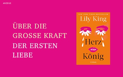 Werbeteaser: Der Hintergrund ist pink. Links steht in weißer Schrift: "Über die große Kraft der ersten Liebe". Rechts ist das Buch "Herz König" von Lily King aus dem C.H. Beck Verlag abgebildet. Der Link führt zur Detailseite des Titels mit Bestellmöglichkeit