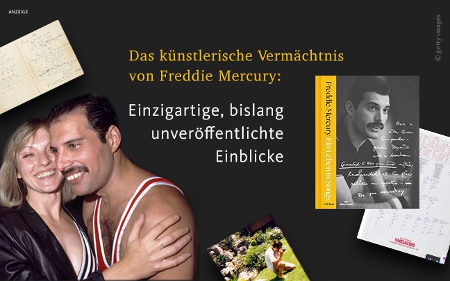 Werbeteaser: Schwarzer Hintergrund. Links unten in der Ecke ist ein Foto (Oberkörper) von Freddie Mercury und einer Frau, beide lachen und sie hat ihre Hand auf einer Schulter. Darüber ist ein Foto eines aufgeschlagenen Notizbuchs zu sehen. In der Mitte unten sieht man ein Foto von einem Mann, der auf einer Wiese kniet. Rechts ist das Buch "Freddie Mercury, Ein Leben in Songs" von C.H. Beck abgebildet. Der Link führt zur Detailseite des Titels mit Bestellmöglichkeit