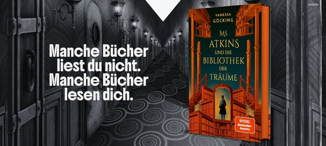 Werbebanner: Der Hintergrund zeigt eine schwarz-weiß Illustration eines langen Ganges von welchem rechts und links Türen abgehen und der mit zahlreichen Wandlampen erhellt wird. Der Teppich hat ein spiralförmiges Muster. Links  steht in weißer Schrift: "Manche Bücher liest du nicht. Manche Bücher lesen dich." Rechts ist der Roman "Ms Atkins und die Bibliothek der Träume" von Vanessa Göcking aus dem VANI Verlag abgebildet. Der Link führt zur Detailseite des Titels mit Bestellmöglichkeit.