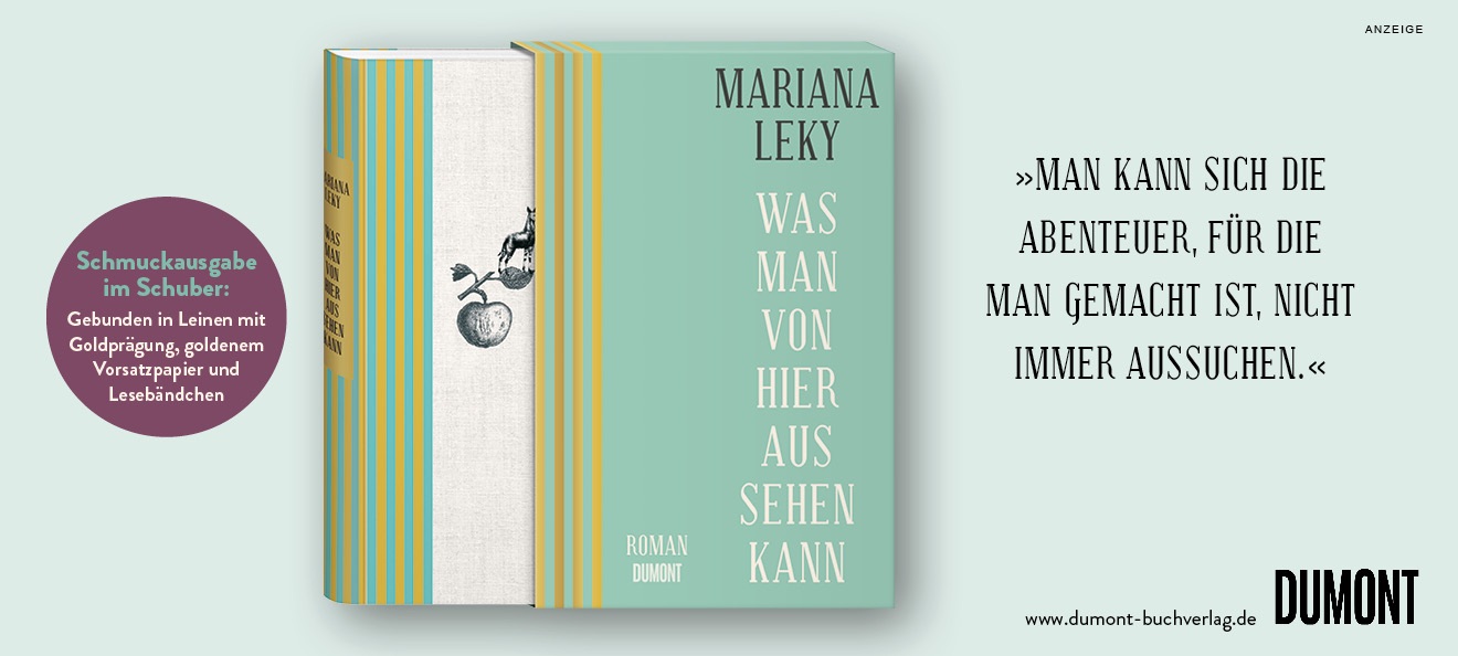 Werbebanner: Hintergrundfarbe ist ein helles Türkis. Links ist ein lilafarbener Button in welchem steht: "Schmuckausgabe im Schuber: Gebunden in Leinen mit Goldprägung, goldenem Vorsatzpapier und Lesebändchen". In der Mitte ist das Buch mit Schuber von Marina Leky "Was man von hier aus sehen kann" aus dem DuMont Verlag abgebildet. Rechts steht in Anführungszeichen "Man kann sich die Abenteuer, für die man gemacht ist, nicht immer aussuchen." Der Link führt zur Detailseite des Buches mit Bestellmöglichkeit