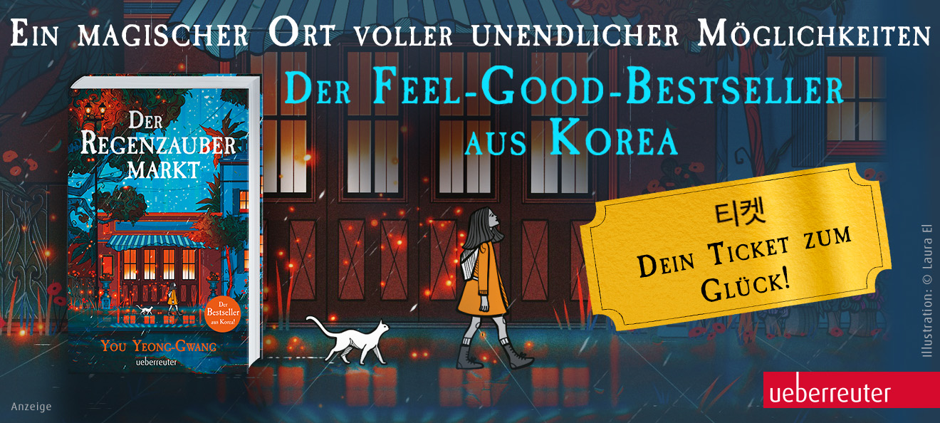 Werbebanner: Der Hintergrund zeigt einen Ausschnitt der Illustration auf dem Buchcover, auf welchem eine weiblich gelesene Person an einer erleuchteten Häuserfront vorbei läuft. Eine weiße Katze folgt ihr. Links ist das Buch "Der Regenzaubermarkt" von You Yeong-Gwang aus dem Ueberreuter Verlag abgebildet. Darüber steht "Ein magischer Ort voller unendlicher Möglichkeiten" und darunter " Der Feel-Good-Bestseller aus Korea". Der Link führt zur Detailseite des Titels mit Bestellmöglichkeit