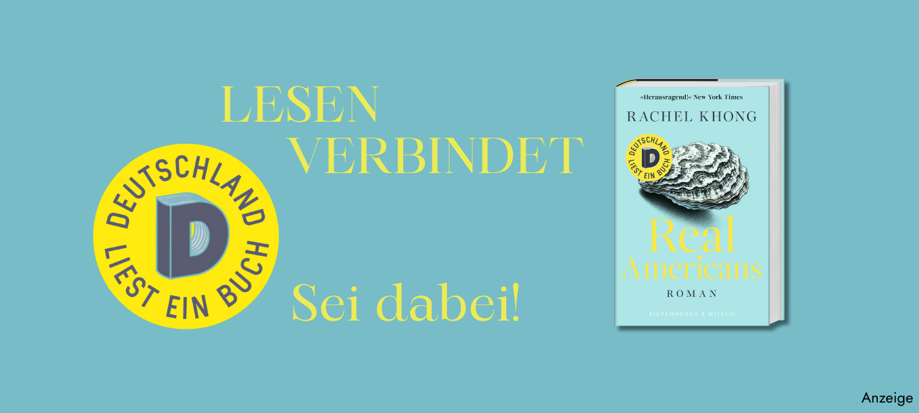 Werbebanner: Türkisfarbener Hintergrund. Links ein gelber Button in dem "Deutschland liest ein Buch" steht. In gelber Schrift steht in der Mitte des Banners "LESEN VERBINDET" und darunter "sei dabei!". Rechts ist der Roman "Real Americans" von Rachel Khong abgebildet. Der Link führt zur Detailseite des Buches mit Bestellmöglichkeit. 