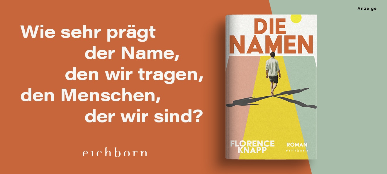 Werbebanner: Der Hintergrund des Banners ist links terracottafarben und rechts ein Salbeigrün. Links steht geschrieben: "Wie sehr prägt der Name den wir tragen, den Menschen, der wir sind?" Rechts ist der Roman "Die Namen" von Florence Knapp aus dem Eichborn Verlag abgebildet. Der Link führt zur Detailseite des Buches mit Bestellmöglichkeit