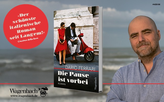 Werbeteaser: Der Hintergrund zeigt rechts das Porträtfoto es Autors Dario Ferrari, dahinter ist das Meer zu sehen. Links steht in einem roten Kreis "Der schönste italienische Roman seit Langem!". Ein Zitat aus der italienischen Tageszeitung Corriere della Sera. In der Mitte ist das Buch "Die Pause ist vorbei" aus dem Wagenbach Verlag abgebildet. Der Link führt zur Detailseite es Titels mit Bestellmöglichkeit. 