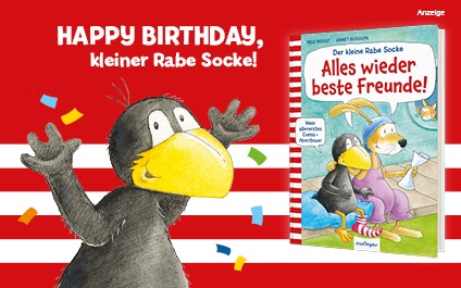 Werbeteaser: Der Hintergrund ist rot und in der unteren Hälfte mit weißen Balken durchzogen. Links ist die Illustration des kleinen Raben Socke bis zur Körpermitte zu sehen, der bunte Schnipsel in die Luft wirft. Darüber steht in weißer Schrift: "HAPPY BIRTHDAY, kleiner Rabe Socke!". Rechts auf dem Teaser ist das Buch "Der kleine Rabe Socke - Alles wieder beste Freunde!", dem allerersten Comic-Abenteuer von Nele Moost und Illustrationen von Annet Rudolph aus dem Esslinger Verlag zu sehen. 