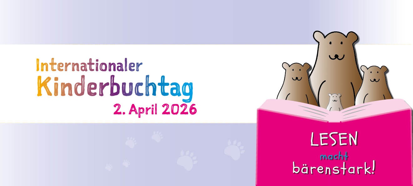 Banner: Das Banner hat oben und unten je einen Balken in einem hellen Lilaton mit Farbverlauf nach außen in weiß. In der Mitte ist ein weißer Balken auf welchem in bunten Buchstaben "Internationaler Kinderbuchtag 2. April 2026" auf der linken Seite steht. Rechts ist eine Illustration von 4 unterschiedlich großen Bären zu sehen, welche in einem Buch mit pinkfarbenem Buchumschlag lesen. Darauf steht: "Lesen mach bärenstark!". Der Link führt zu einer Themenwelt mit 29 ausgewählten Kinderbüchern. 