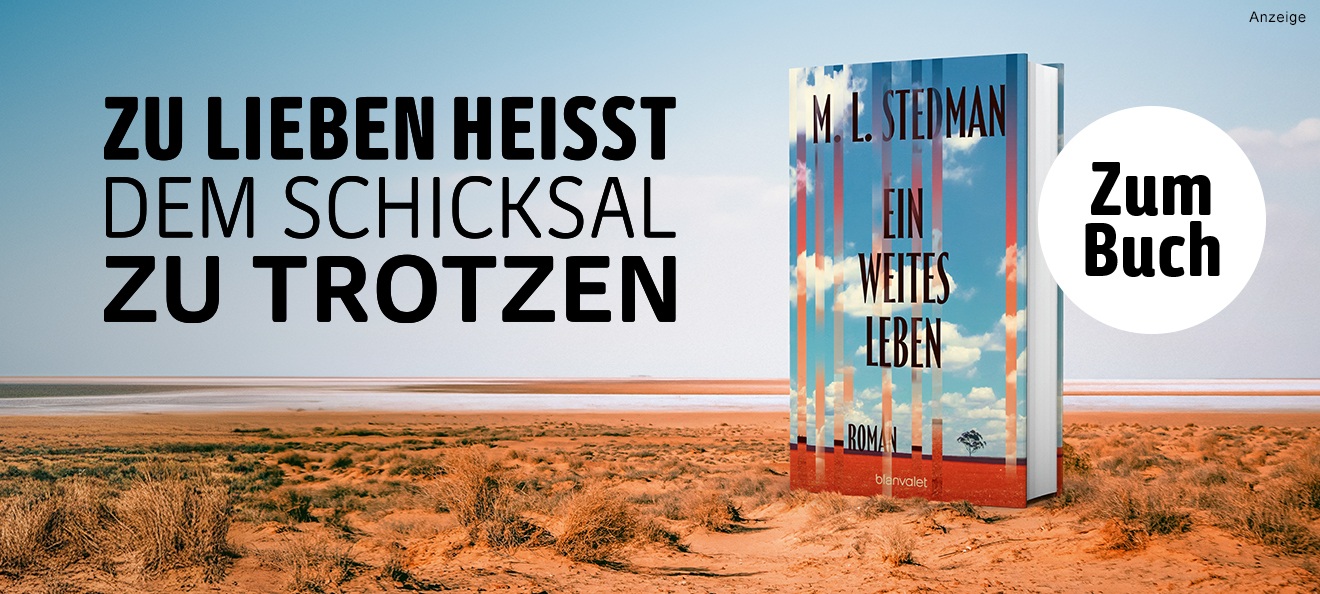 Werbebanner: Der Hintergrund zeigt eine Fotografie einer trockenen Landschaft mit roter Erde und wenig Bewuchs. Links scheint ein See zu sein. Im wolkenlosen Himmel steht: "Zu lieben heißt dem Schicksal zu trotzen". Rechts ist das Buch "Ein weites Leben" von M. L. Stedman aus dem Blanvalet Verlag abgebildet. Der Link führt zur Detailseite des Romans mit Bestellmöglichkeit
