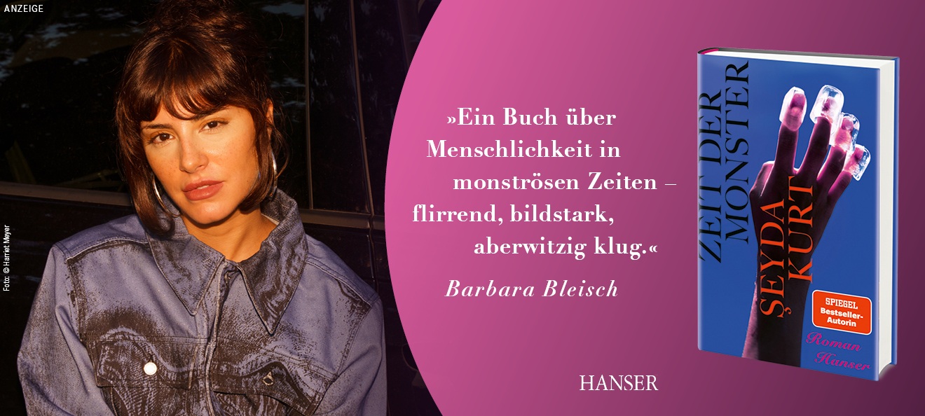 Werbebanner: Auf der linken Seite ist ein Porträtfoto der Autorin Seyda Kurt zu sehen. Eine junge Frau mit dunkelbraunen teils hochgesteckten Haaren mit Pony, großen Creolen-Ohrringen und einer blau-schwarzen Jeansjacke. Rechts ist auf einem pink/lilafarbenen Hintergrund das Buch "Zeit der Monster" aus dem Hanser Verlag abgebildet. Daneben steht das Zitat von Barbara Bleisch "Ein Buch über Menschlichkeit in monströsen Zeiten - flirrend, bildstark, aberwitzig klug.". Der Link führt zur Detailseite des Romans