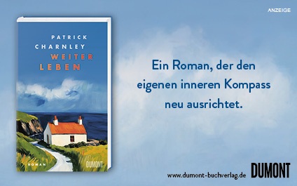 Werbeteaser: Der Hintergrund zeigt einen Himmel mit einer Wolke. Rechts steht in blauer Schrift: "Ein Roman, der den eigenen inneren Kompass neu ausrichtet." Links ist der Roman "Weiterleben" von Patrick Charnley aus dem DuMont Verlag abgebildet. Der Link führt zur Detailseite des Buches mit Bestellmöglichkeit