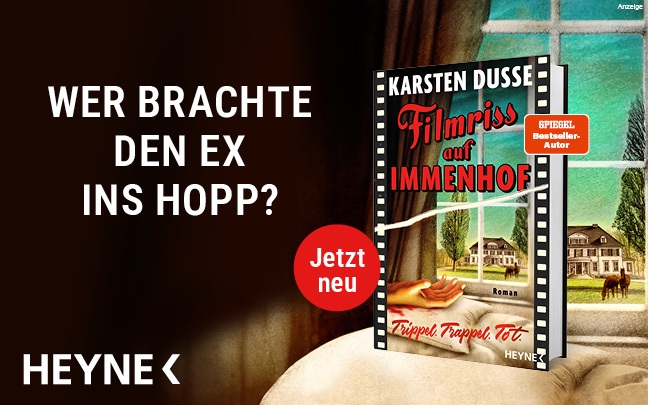 Werbeteaser: Der Hintergrund ist führt das Covermotiv fort. Vor einem Sprossenfenster, durch welches man ein Gutshaus eingerahmt von Bäumen und zwei Pferden auf der Wiese davor sieht, steht eine beige Couch. Links im dunklen Vorhang des Fensters steht in weiß: "Wer brachte den Ex ins Hopp?" Links ist das Buch "Filmriss auf Immenhof" von Karsten Dusse aus dem Heyne Verlag abgebildet. Der Link führt zur Detailseite des Romans mit Bestellmöglichkeit. 