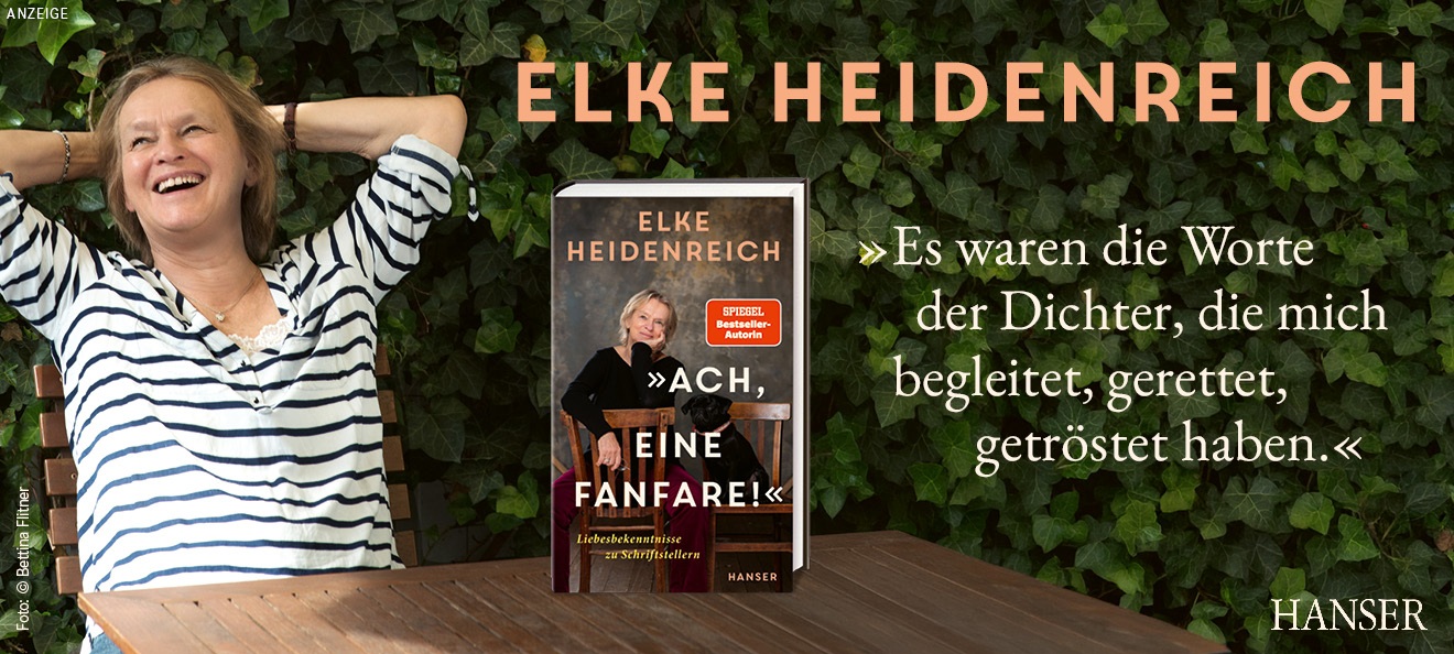 Werbebanner: Der Hintergrund zeigt eine Efeu bewachsene Wand vor der an einem Holztisch auf einem Holzstuhl sitzend Frau Elke Heidenreich zu sehen ist, die ein schwarz/weiß gestreiftes Shirt trägt, lacht und die Arme hinter dem Kopf verschränkt. Rechts steht in weißer Schrift: "Es waren die Worte der Dichter, die mich begleitet, gerettet, getröstet haben.". In der Mitte ist das Buch "Ach, eine Fanfare! Liebesbekenntnisse zu Schriftstellern" von Elke Heidenreich aus dem Hanser Verlag abgebildet. 