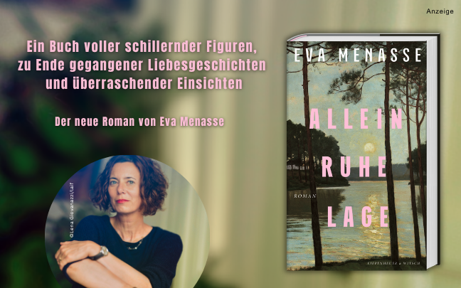 Werbeteaser: Der Hintergrund ist verschwommen in den Farben Beige bis Grün. Links steht in rosafarbener Schrift: "Ein Buch voller schillernder Figuren, zu Ende gegangener Liebesgeschichten und überraschender Einsichten." Kleiner darunter: "Der neue Roman von Eva Menasse". Darunter ist ein kleines Porträtfoto der Autorin in einem schwarzen Pullover mit kinnlangen lockigen braunen Haaren abgebildet. Rechts ist das Buch "Alleinruhelage" aus dem Kiepenheuer & Witsch Verlag abgebildet. Der Link führt zum Titel.
