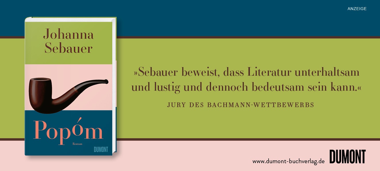 Werbebanner: Der Hintergrund des Banners ist oben dunkelblau, in der Mitte grün und unten rosa. Rechts steht in der grünen Fläche das Zitat der Jury des Bachmann-Wettbewerbs: "Sebauer beweist, dass Literatur unterhaltsam und lustig und dennoch bedeutsam sein kann." Links ist das Buch "Popóm" von Johanna Sebauer aus dem DuMont Verlag abgebildet. Das Buch ist oben grün, in der Mitte rosa und unten dunkelblau und in der Mitte ist eine Pfeife. Der Link führt zur Detailseite des Romans mit Bestellmöglichkeit. 